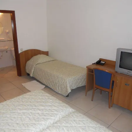 Carpini 3* בשארג'